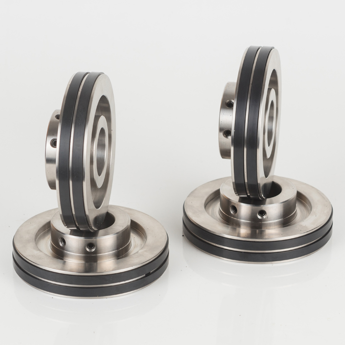 Four steel support rollers with black rubber bands, group packshot